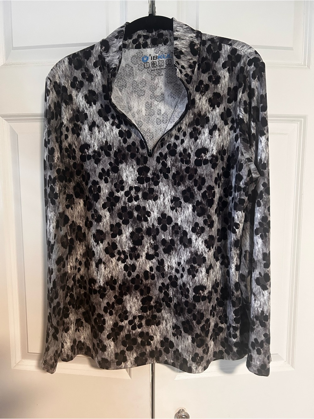 IBKUL Black and Gray Animal-Print Long Sleeve V-Neck Top